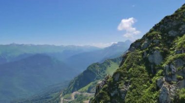 Aksaklık etkisi. Dağların üzerinden. Rosa Khutor. Soçi, Rusya. 4k