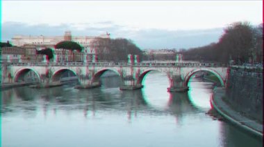 Aksaklık etkisi. Ponte Sant'Angelo. Günbatımı. Tibr Nehri. Roma, İtalya. Zaman Atlamalı. Video. Ultrahd (4k))