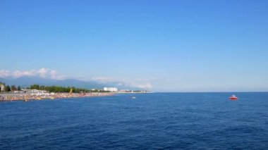 Aksaklık etkisi. Sahilde bir sürü insan var. Soçi, Rusya. Video. Ultrahd (4k))