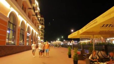 Aksaklık etkisi. Gezinti yolunda yürüyün. Rosa Khutor. Soçi, Rusya. 4k