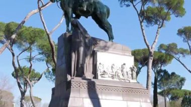 Aksaklık etkisi. Umberto-I Anıtı. Villa Borghese bahçeleri, Roma, İtalya - 17 Şubat 2015: Pincio Tepesi'ni işgal eden İngiliz tarzıroma peyzaj parkı. Video. Ultrahd (4k))
