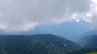 Aksaklık etkisi. Olimpiyat Köyü çevresindeki yamaçlarda dağlarda orman. Rusya, Soçi. Video. Ultrahd (4k))