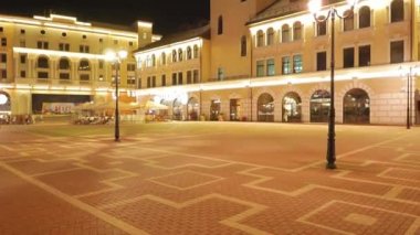 Aksaklık etkisi. Saat Kulesi Rosa Khutor. Gece. Soçi, Rusya. 4k