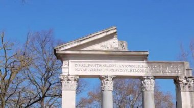 Aksaklık etkisi. Tempio di Antonino e Faustina, Villa Borghese bahçeleri, Roma, İtalya - 17 Şubat 2015: Pincio Tepesi'ni işgal eden İngiliz tarzıroma peyzaj parkı. Video. Ultrahd (4k))