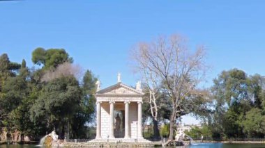 Aksaklık etkisi. Gölet ve Asclepius Tapınağı. Villa Borghese, Roma, İtalya. Video