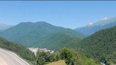 Aksaklık etkisi. Rosa Khutor'un panorama yamaçları. Soçi, Rusya. Video. Ultrahd (4k))