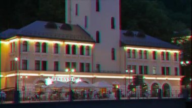 Aksaklık etkisi. Rosa Khutor gecesi, Saat Kulesi, Soçi, Rusya - 14 Temmuz 2015: Mekan Kış Olimpiyat Oyunları 2014. Video. Ultrahd (4k))
