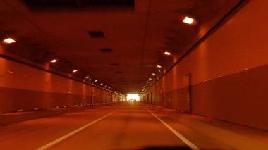 Aksaklık etkisi. Tünelden çıkın. Soçi, Rusya. Video