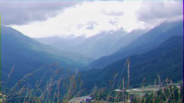 Aksaklık etkisi. Dağlarda kuru ot. Panorama. Soçi, Rusya. 4k