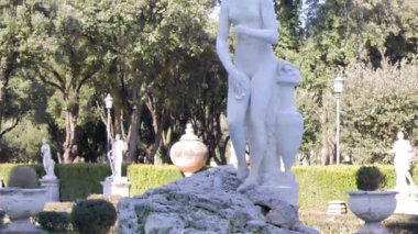 Aksaklık etkisi. Villa Borghese bahçelerinde heykel ve çeşme, Roma, İtalya. Video. Ultrahd (4k))