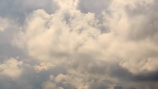 Αποτέλεσμα δυσλειτουργίας. Πυκνά σύννεφα. Η κράναγια Πολυγάνα. Χρόνος λήξης. Σότσι, Ρωσία. 4K — Αρχείο Βίντεο