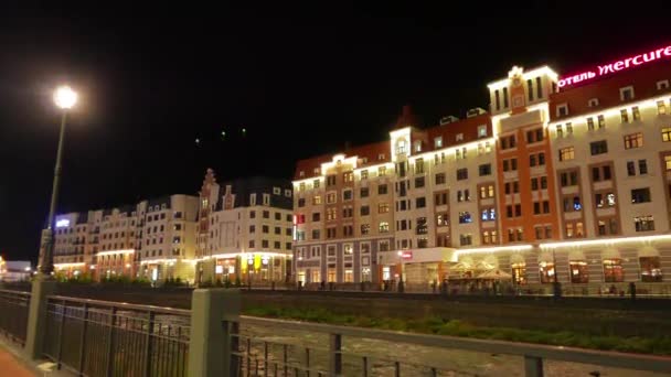 Glitch-effect. Mercure Rosa Khutor Hotel. Nacht. Sotsji, Rusland. 4k — Stockvideo