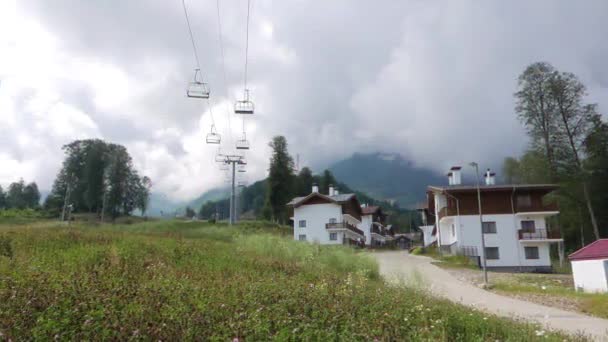 Efeito de falha. Declive de esqui com elevador. Rosa Khutor. Sochi, Rússia. 4K — Vídeo de Stock