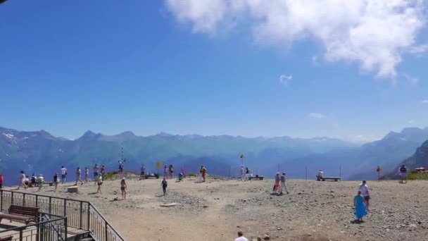 Glitch-Effekt. Menschen an der Bergstation von rosa khutor. Sotschi, Russland. 4k — Stockvideo