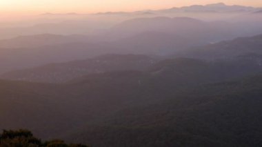 Aksaklık etkisi. Panograma dağları. Akhun'dan manzara. Soçi, Rusya. Video. Ultrahd (4k))