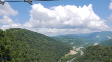 Aksaklık etkisi. Geçit manzarası, Mzymta Nehri, Soçi, Rusya. Video. Ultrahd (4k))