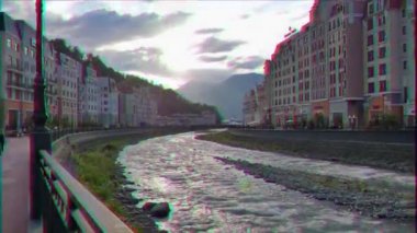 Aksaklık etkisi. Quay Rosa Khutor akşam, Mzymta Nehri, Soçi, Rusya - 14 Temmuz 2015: Mekan Kış Olimpiyat Oyunları 2014. Video. Ultrahd (4k))