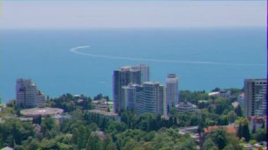 Aksaklık etkisi. Denizde tekne, Soçi manzarası, Rusya. Video. Ultrahd (4k))