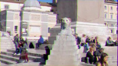 Aksaklık etkisi. Dikilitaş'ın yanındaki çeşme. Piazza del Popolo. Roma, İtalya - 17 Şubat 2015: Mevcut haliyle 1811-22 yıl içinde tasarlanmıştır. Giuseppe Valadier. Video. Ultrahd (4k))