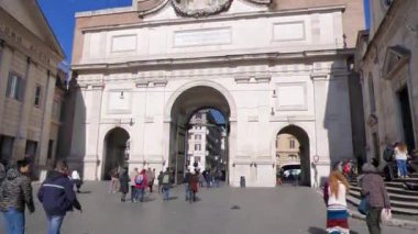 Aksaklık etkisi. Piazza del Popolo'ya Açılan Kapı, Roma, İtalya - 17 Şubat 2015: Mevcut haliyle 1811-22 yıl içinde tasarlanmıştır. Giuseppe Valadier. Video. Ultrahd (4k))