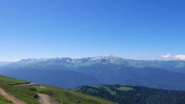 Aksaklık etkisi. Dağlarda berrak gökyüzü. Rosa Khutor. Soçi, Rusya. 4k