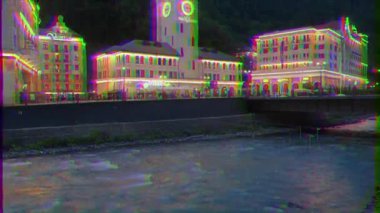 Aksaklık etkisi. Rosa Khutor Saat Kulesi gece. Soçi, Rusya - 14 Temmuz 2015: Mekan Kış Olimpiyat Oyunları 2014. Video. Ultrahd (4k))