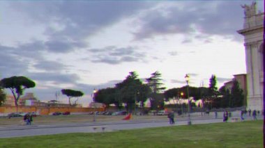 Aksaklık etkisi. Laterano'daki Piazza di San Giovanni. Akşam. Roma, İtalya. Video. Ultrahd (4k))