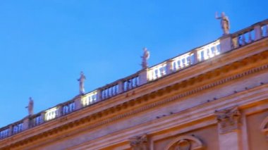 Aksaklık etkisi. Piazza del Campidoglio'da saat. Roma, İtalya. Video. Ultrahd (4k))