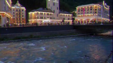 Aksaklık etkisi. Rosa Khutor Saat Kulesi akşam, Mzymta Nehri, Soçi, Rusya - 14 Temmuz 2015: Mekan Kış Olimpiyat Oyunları 2014. Video. Ultrahd (4k))