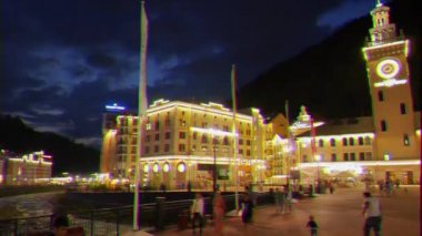 Aksaklık etkisi. Geceleri Rosa Khutor Kulesi. Krasnaya Polyana, Sochi, Rusya - 21 Temmuz 2015: Mekan Kış Olimpiyat Oyunları 2014. Video. Ultrahd (4k))