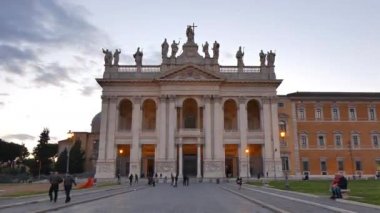 Aksaklık etkisi. Laterano'daki San Giovanni Bazilikası. Akşam. Roma, İtalya. Video