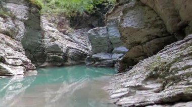 Aksaklık etkisi. Kanyon, Psakho Nehri, Soçi, Rusya. Video. Ultrahd (4k))