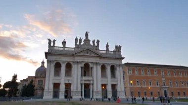 Aksaklık etkisi. Laterano'daki San Giovanni Bazilikası. Akşam. Roma, İtalya. Video