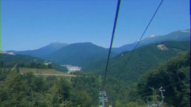 Aksaklık etkisi. Teleferik Olympia. Rosa Khutor Platosu, Soçi, Rusya - 14 Temmuz 2015: Mekan Kış Olimpiyat Oyunları 2014. Video. Ultrahd (4k))