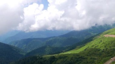 Aksaklık etkisi. Bulutların altındaki yamaçlar. Aibga Sırtı. Soçi, Rusya. Video. Ultrahd (4k))
