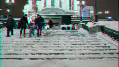 Aksaklık etkisi. Tapınağa çıkan merdivenler. Kan Kilisesi. Yekaterinburg, Rusya - 17 Ocak 2015: Rusya'nın en büyük Ortodoks kiliselerinden biri. Tapınak 2000-2003 yılında inşa edilmiştir. Video. Ultrahd (4k))