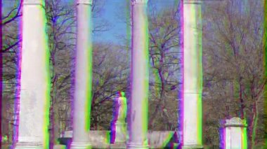 Aksaklık etkisi. Tempio di Antonino e Faustina, Villa Borghese bahçeleri, Roma, İtalya. Video. Ultrahd (4k))