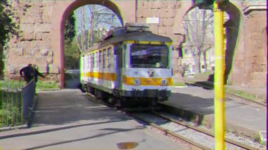 Aksaklık etkisi. Roma'da sarı tramvay. İtalya - 23 Şubat 2015: Roma'da yaklaşık 39 km tramvay rayları ve 192 durak... Video. Ultrahd (4k))