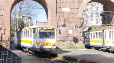Aksaklık etkisi. Roma'da sarı tramvay. İtalya - 23 Şubat 2015: Roma'da yaklaşık 39 km tramvay rayları ve 192 durak... Video. Ultrahd (4k))