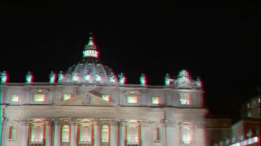 Aksaklık etkisi. Bazilika di San Pietro. Vatikan. Gece. Roma, İtalya. Video. Ultrahd (4k))