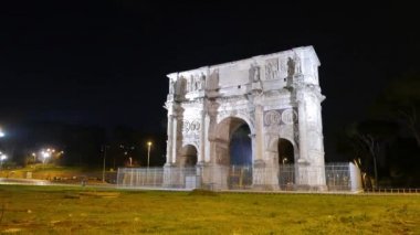 Aksaklık etkisi. Konstantin Kemeri. Gece. Roma. İtalya. Video. Ultrahd (4k))