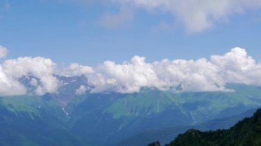 Aksaklık etkisi. Bulutların arkasındaki dağların tepeleri. Aibga Sırtı. Soçi, Rusya. Video. Ultrahd (4k))