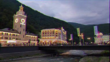 Aksaklık etkisi. Panorama sahil Rosa Khutor gece. Soçi, Rusya - 21 Temmuz 2015: Mekan Kış Olimpiyat Oyunları 2014. Video. Ultrahd (4k))