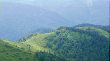 Aksaklık etkisi. Bulutların altındaki tepeler. Aibga Sırtı. Soçi, Rusya. Video. Ultrahd (4k))