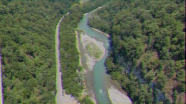 Aksaklık etkisi. Yol ve nehir. Mzymta, Soçi, Rusya. Video. Ultrahd (4k))