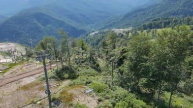 Aksaklık etkisi. Yazın kayak pistleri. Lift. Rosa Khutor. Rusya, Soçi. Video. Ultrahd (4k))