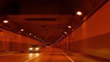 Aksaklık etkisi. Tünelde. Soçi, Rusya. Video