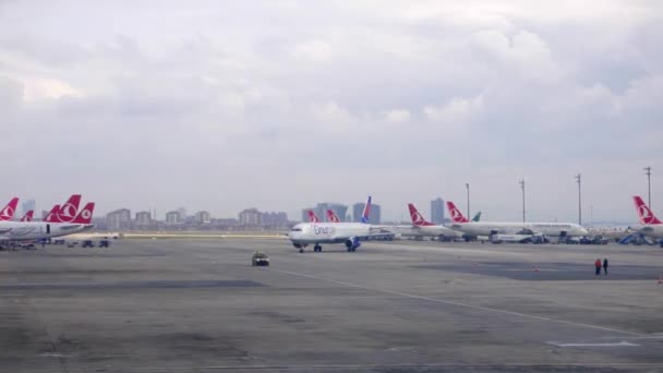 Škubnutí Istanbulské Letiště Letadlo Zaparkováno Istanbul Turecko Února 2015 Atatürské — Stock video