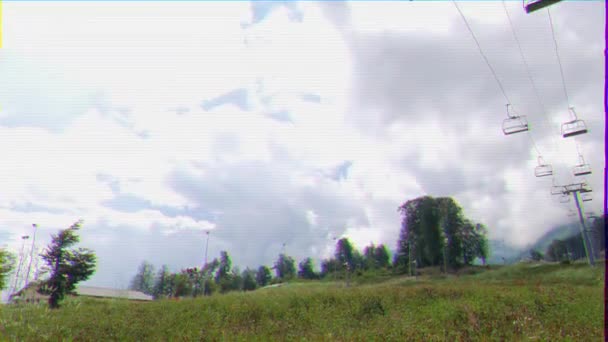 Ефект Глюка. Гірськолижний схил влітку Рози Хутор. Сочі, Росія. 4K — стокове відео