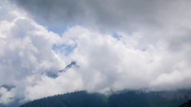 Aksaklık etkisi. Dağlardaki bulutlar. Zaman Atlamalı. Soçi, Rusya. 4k